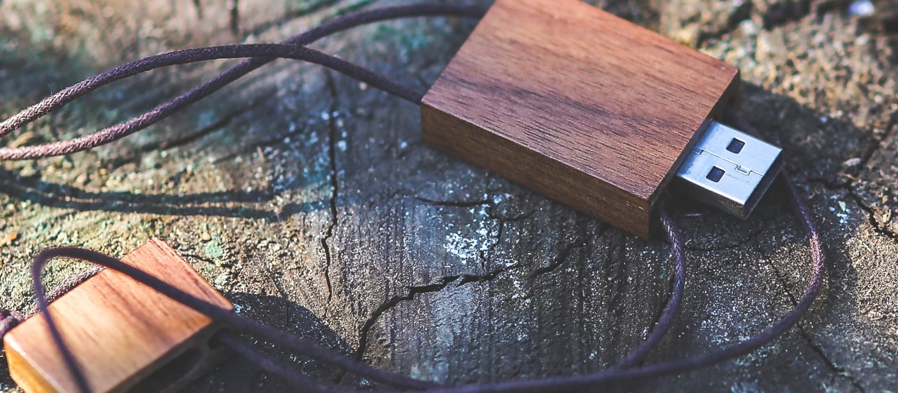 In this recipe I will show you the commands you could use in Debian/Ubuntu to give format to an usb drive in your Linux. /featuredimages/woodpendrive.jpg